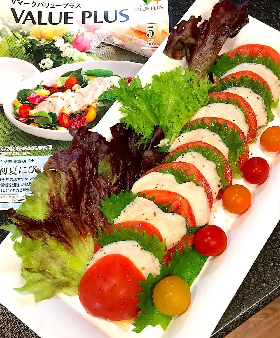 トマトと蒸し鶏肉のカプレーゼ風🥗|シュトママさん