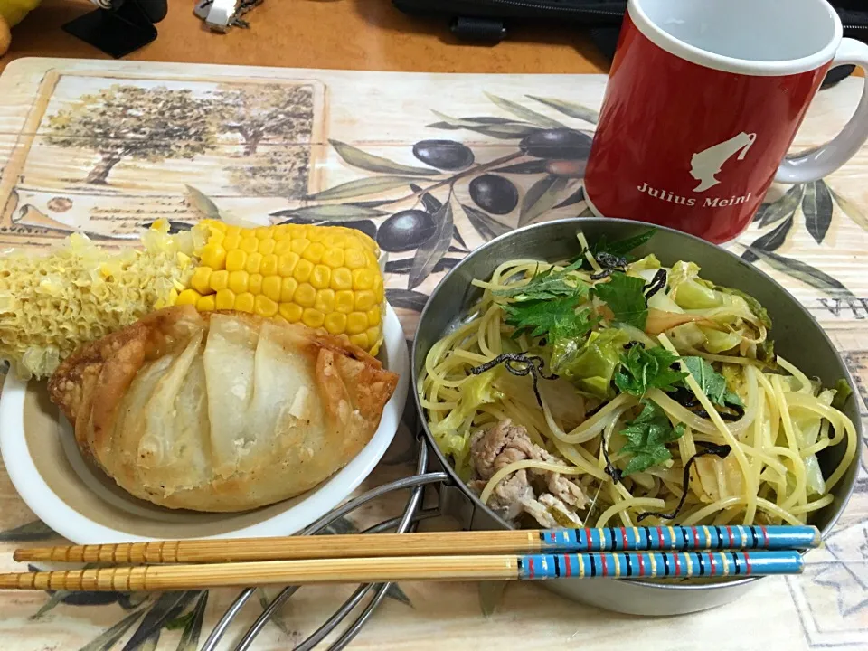 Snapdishの料理写真:津ぎょうざ！と食べかけのとうきびʕʘ‿ʘʔ|もっつぁさん