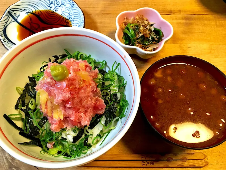 トロタク丼となめこの味噌汁|かおちゃんさん