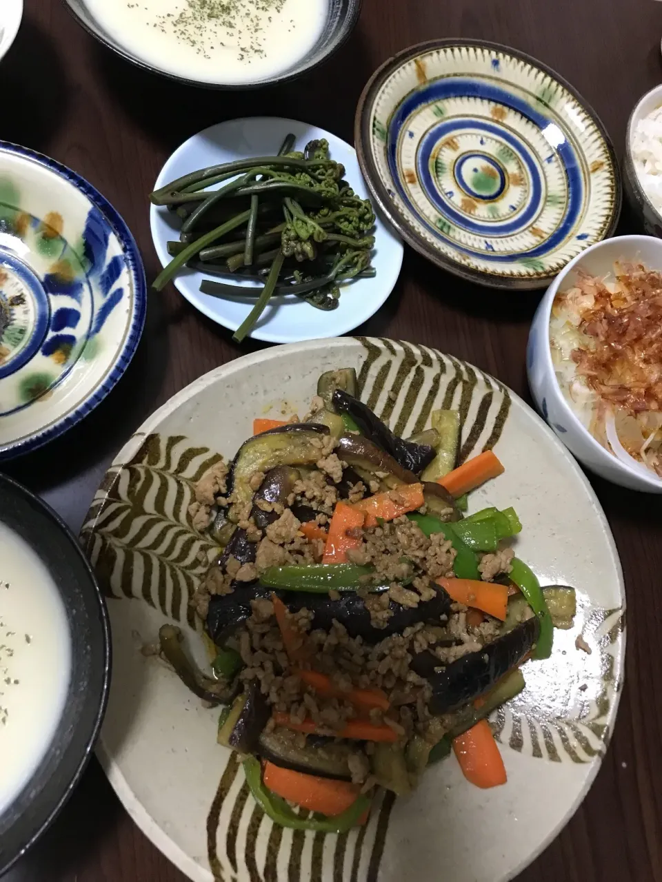 4月26日晩ご飯。麻婆茄子、わらびの出汁浸し、新玉ねぎスライス、さつまいものポタージュ。|あやさん