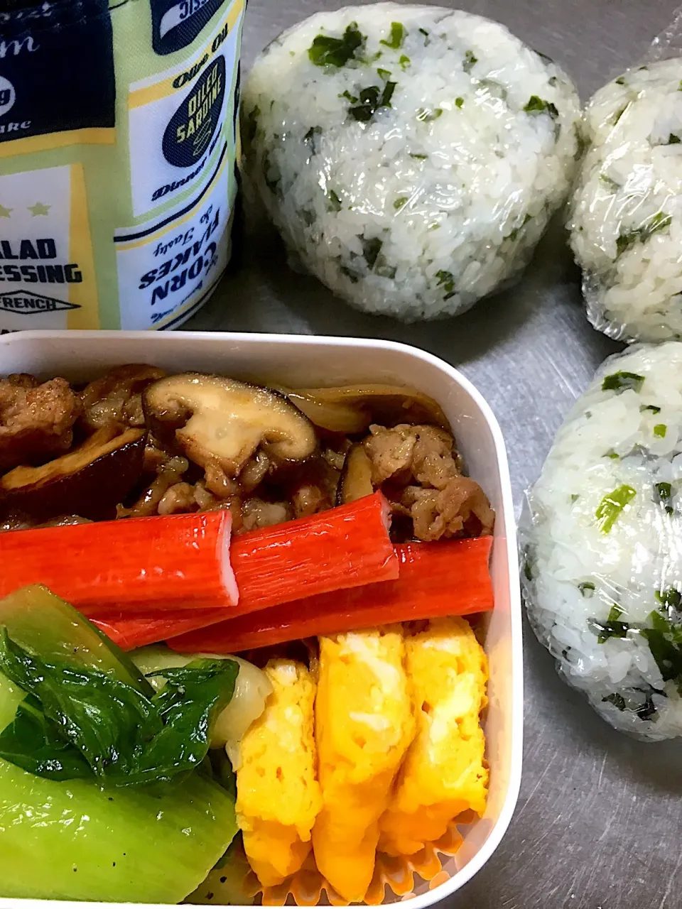 手作りわかめおにぎり おかずは肉！ #高校生男子弁当  #息子弁当  #おにぎり弁当|友美さん