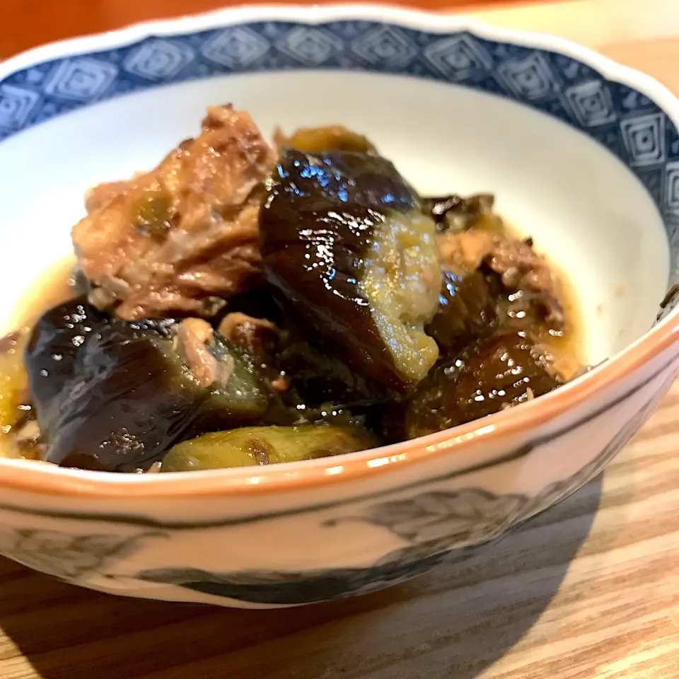 Snapdishの料理写真:茄子と鯖缶のうま煮
とろとろの茄子で
ごはんもすすみます🍚|mokoさん