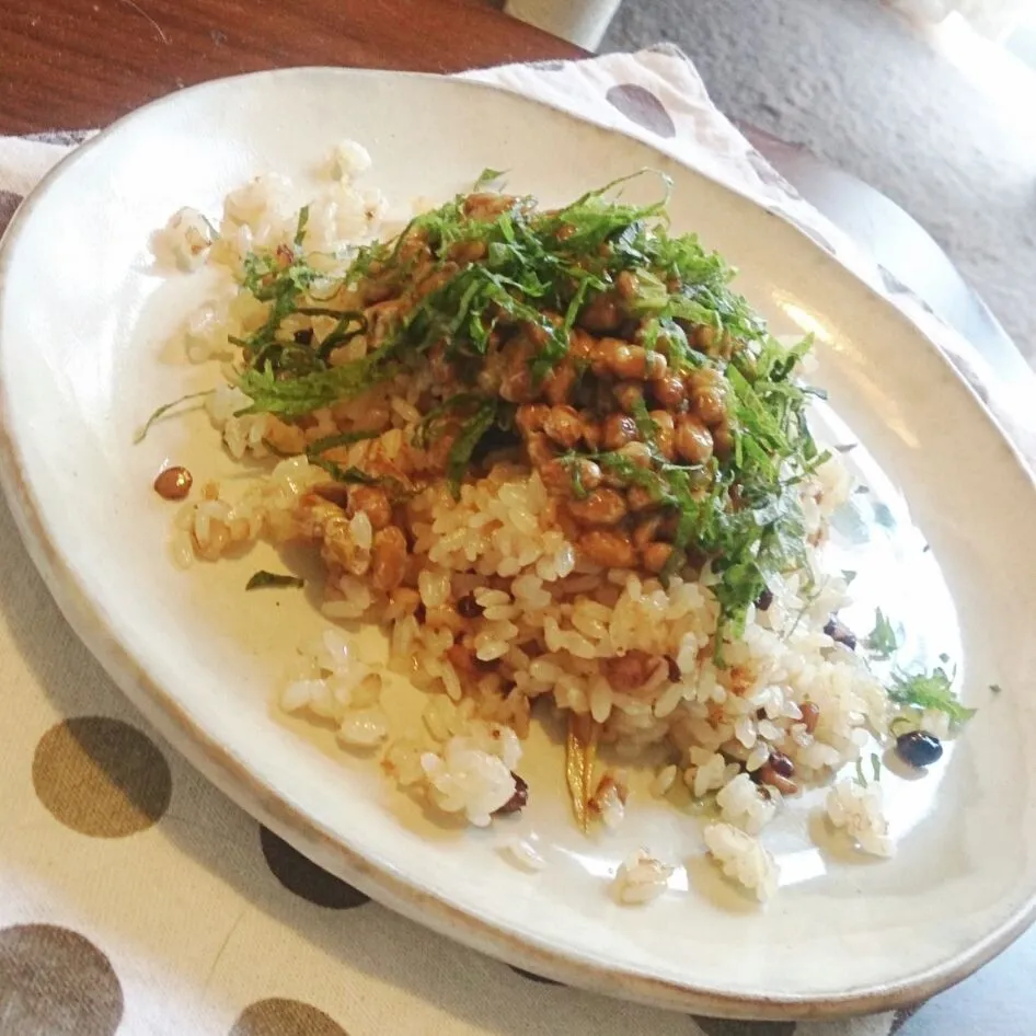 焦がし醤油香る大葉と納豆の炒飯＊蟹缶と豆と雑穀の炊き込みご飯リメイク|mi_neneco♪さん