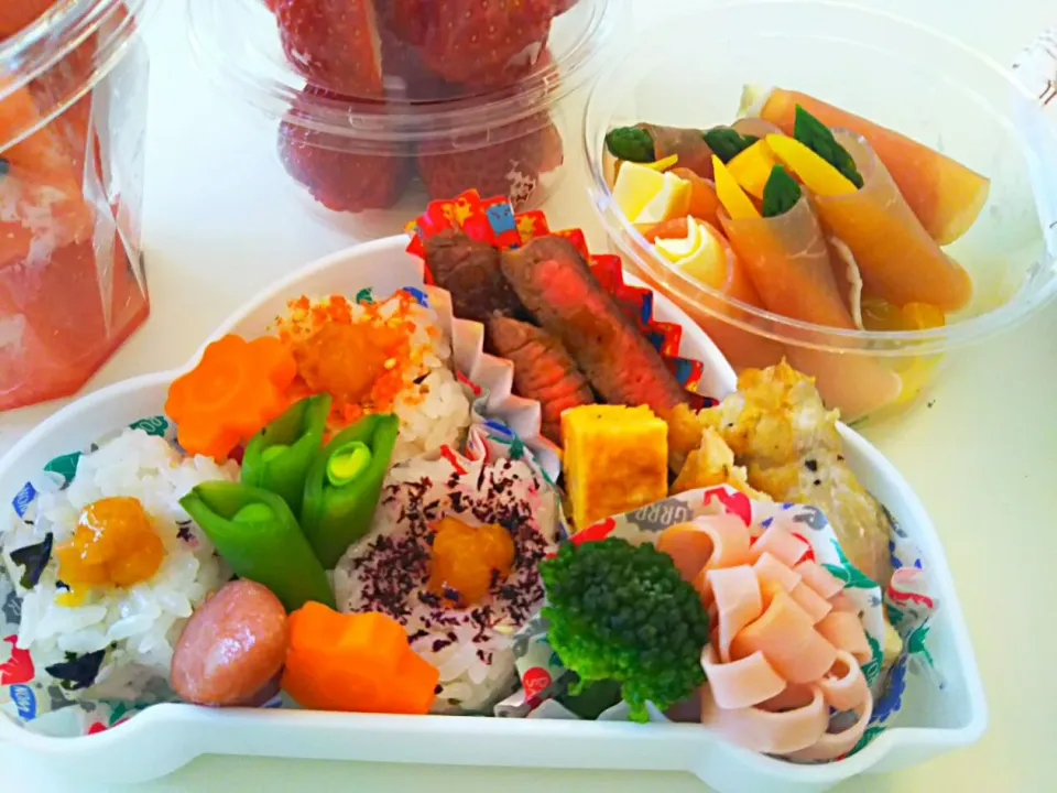 遠足のお弁当😆ステーキがメインです🎵生ハムの野菜やチーズ巻 お薦めです🎵|中村悦子さん