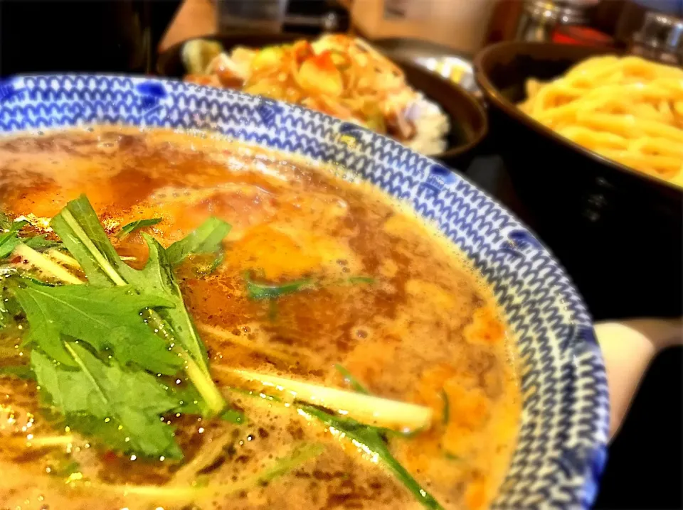 ランチ。新宿。つけ麺。ミニチャーシュー丼セット。並でも重く感じる今日この頃。明後日からGW。|あじしおさん