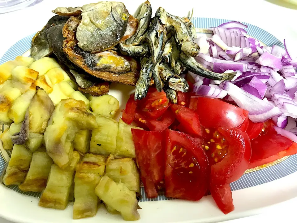 Eggplant 🍆 dried fish 🐟 onion, tomato 🍅  Heaven 🥗🌴 hubby 🙎🏻‍♂️ simple request for his dinner|Food Gardenさん