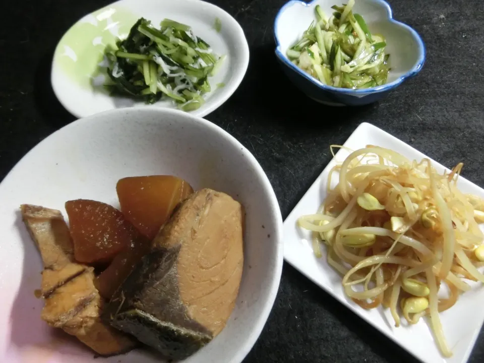 Snapdishの料理写真:ブリ大根
豆もやしの炒め物
メカブ キュウリ カニカマの酢の物
壬生菜とじゃこの和え物

2018/4/25水曜日|Hiroshi  Kimuraさん