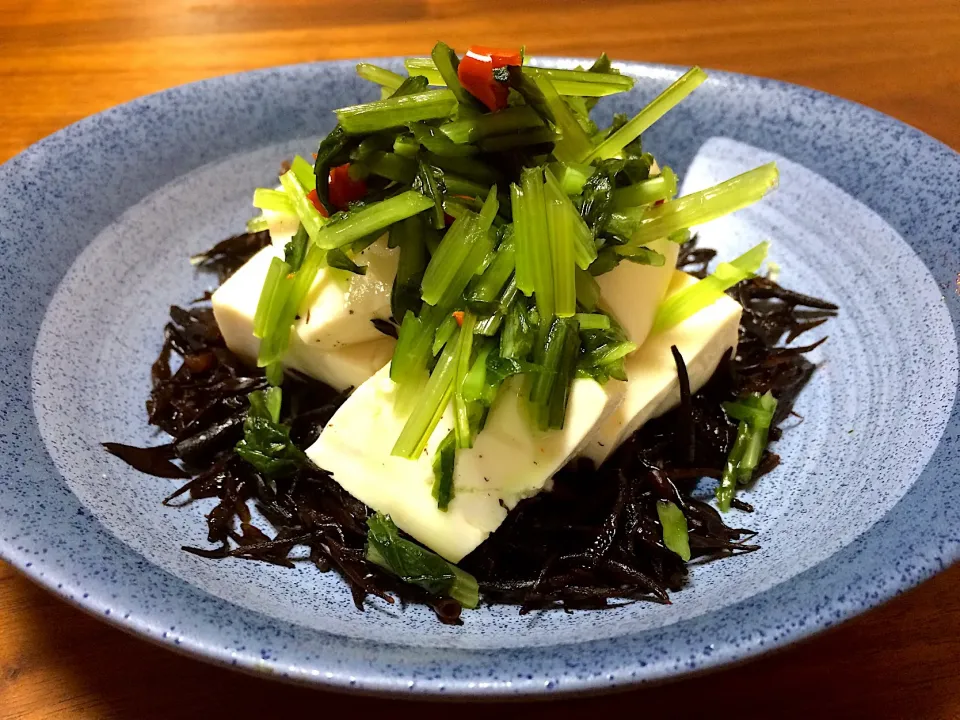 茹ひじき茹どうふの漬物野菜乗せ🌿🌙 塩分は漬物だけよ😋|ぱぴこ家さん