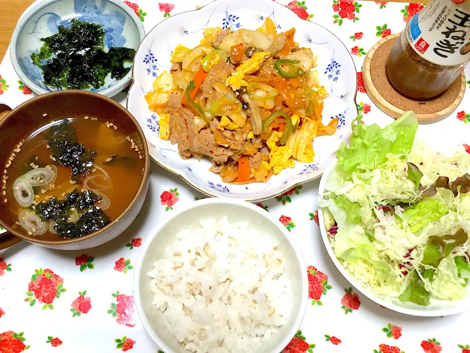 野菜たっぷり豚キムチ
アサリと帆立の海鮮キムチスープ
野菜サラダ🥗
セレクティあめ色玉ねぎドレッシング
多古産コシヒカリの麦ごはん🍚|yumyum😋さん