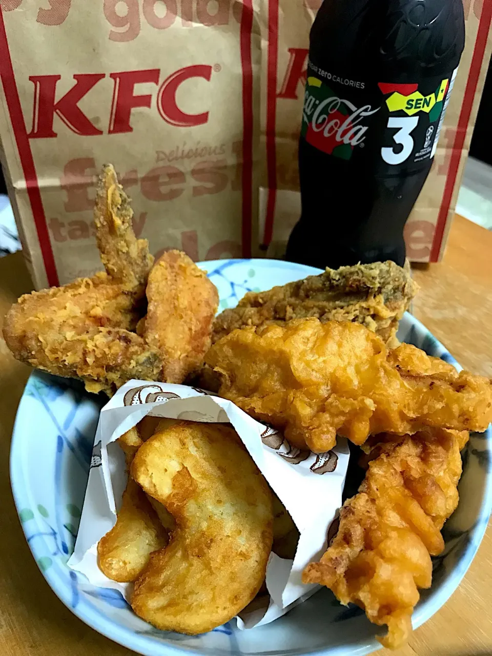 Snapdishの料理写真:ホット＆スパイシーチキン
Sカーネリングポテト🍟
クリスピー|るみおんさん