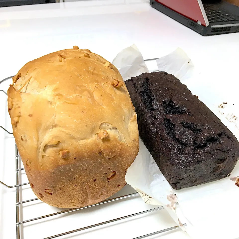 Snapdishの料理写真:米粉くるみ食パン、おからショコラケーキ|しーさん