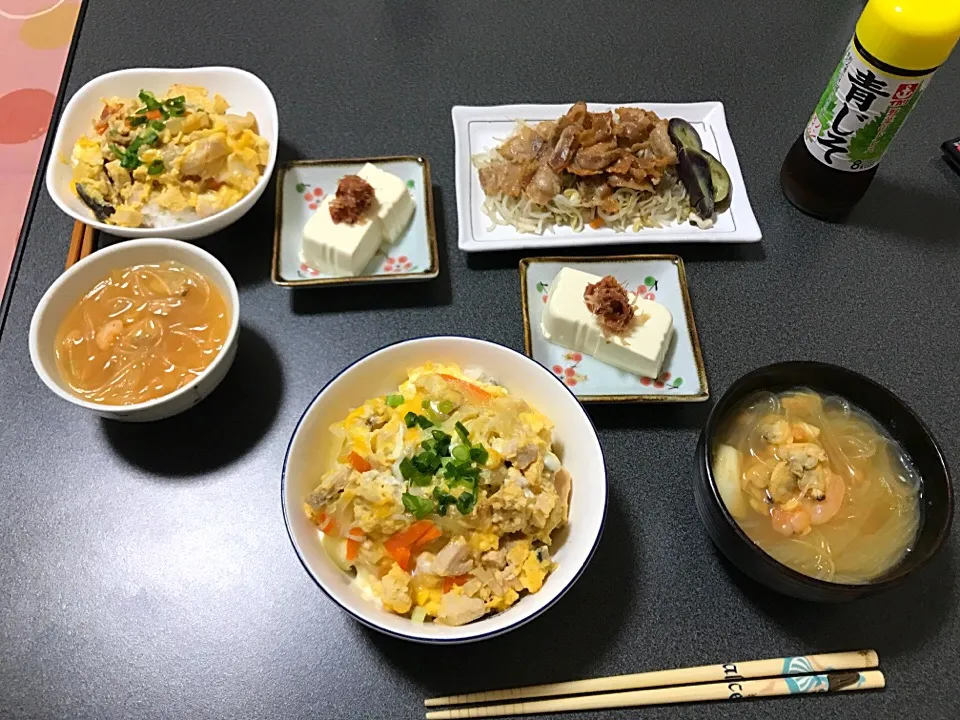 Snapdishの料理写真:リクエストにお答えして親子丼🐓🍳

❀シーフードの春雨スープ
❀豆腐の梅肉おかかのせ
❀豚バラもやしのせ|ハニ🐝さん