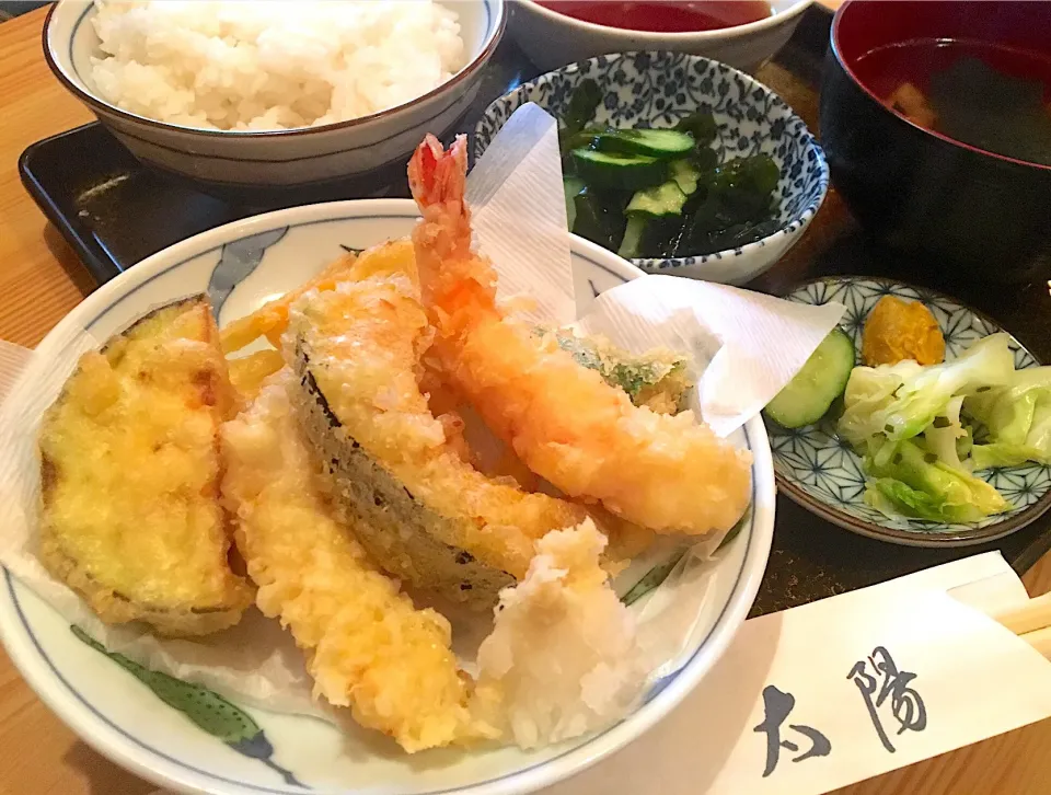 営業マンの昼ごはん☀️☀️☀️                         日替わり定食 天ぷら（海老🍤イカ🦑魚の大葉巻き、玉ねぎのかき揚げ、なす、カボチャ） 若竹汁 酢の物 香物 白飯 これで600円は安い！|ぽんたさん