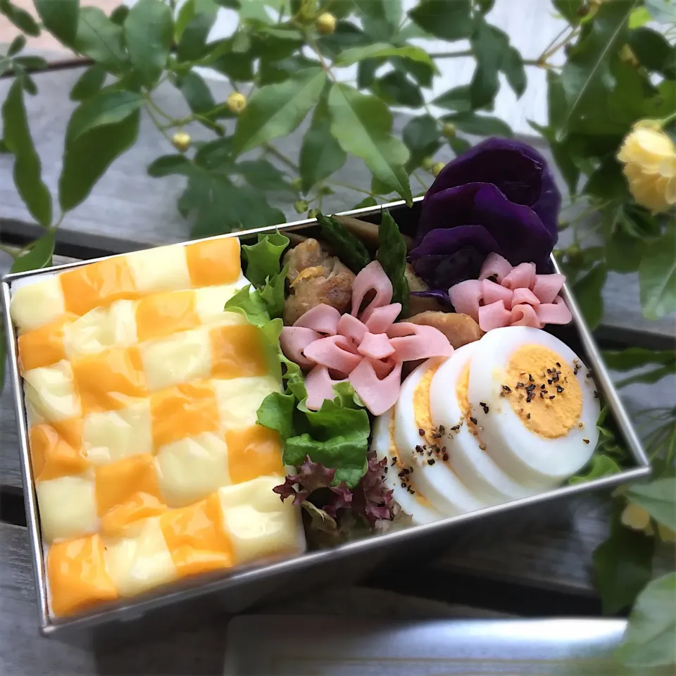 Snapdishの料理写真:タイル風#はんぺんdeチーズアート 弁当 #今日のお弁当|puchan_cafeさん