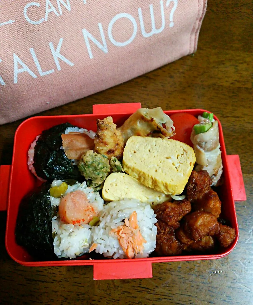 娘弁当🍱
   おにぎり
    こごみ 筍天ぷら
      色々詰め込んだ😅|miimiさん