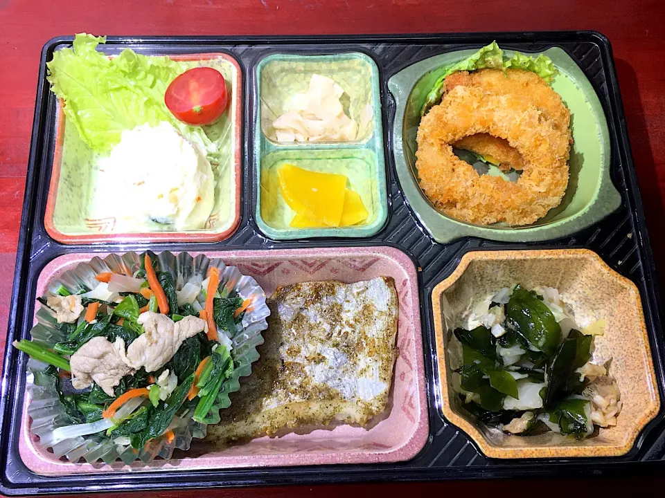 Snapdishの料理写真:お任せメニュー 日替わり弁当 豊川市豊橋市一部エリア宅配|Naokazu Kuritaさん