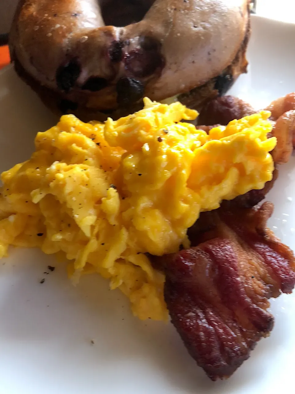 Blueberry bagel and scrambled eggs|Chris Shannonさん