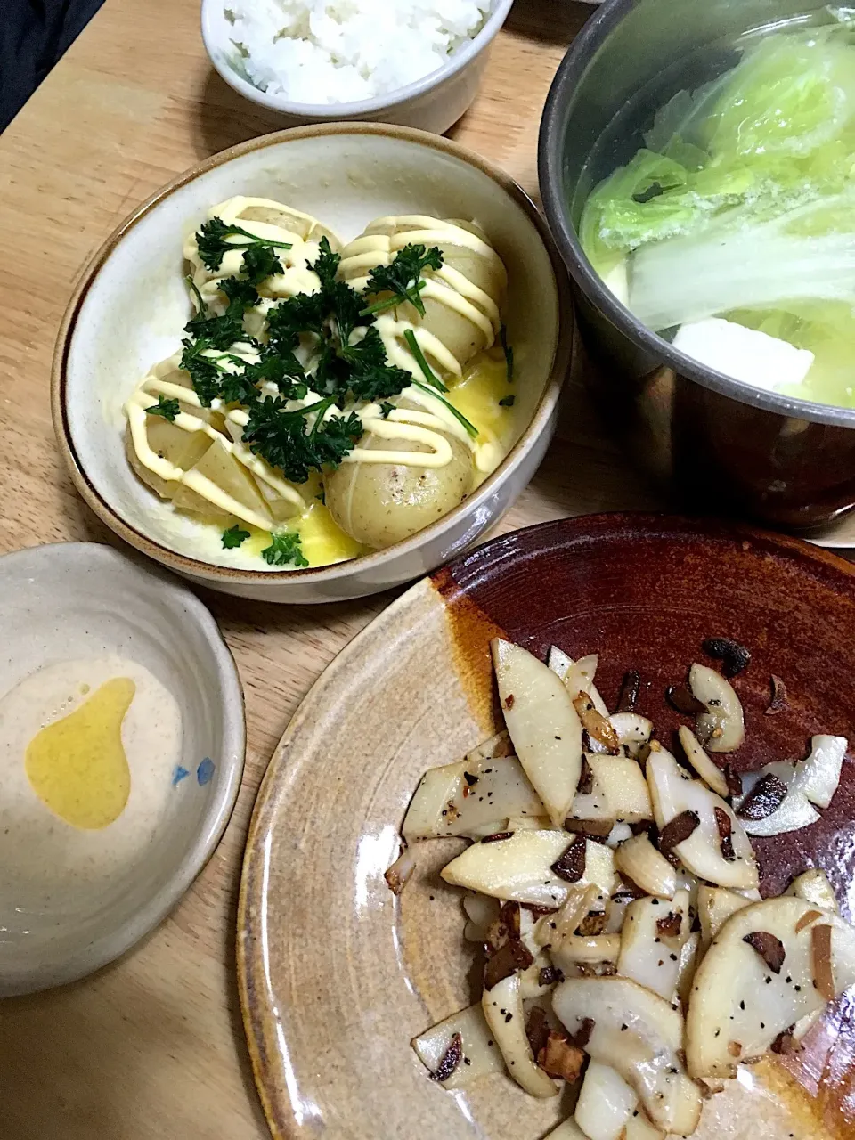 昨日の晩ゴハン(≧∇≦)b 

筍の醤油漬けにんにくペペロンチーノ
じゃがバターマヨ
湯豆腐〜胡麻たれ➕えごまオイル
ご飯🍚|さくたえさん