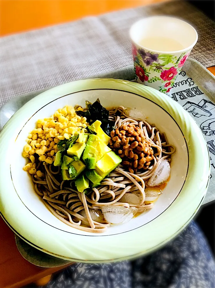 ひとりランチ
冷やし納豆ワカメたぬきアボカド蕎麦|ちはるさん