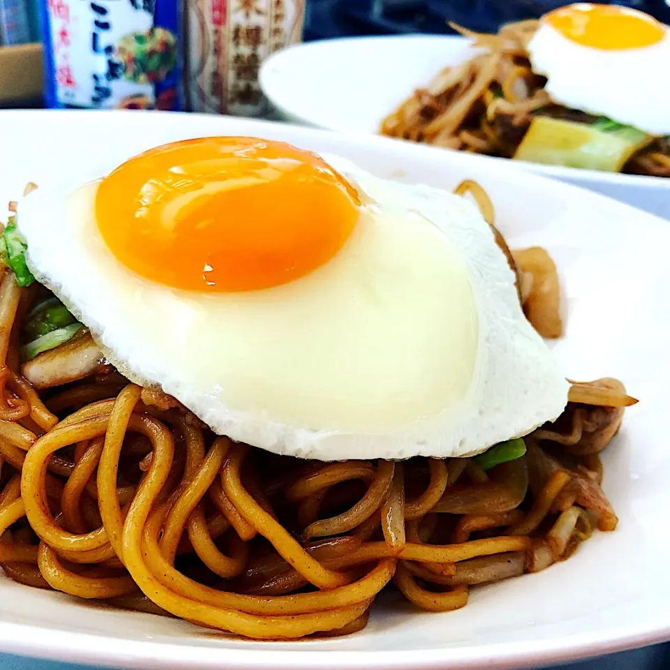 休日のランチ🤗目玉焼きのっけ焼きそば🍳|ハマちゃんさん