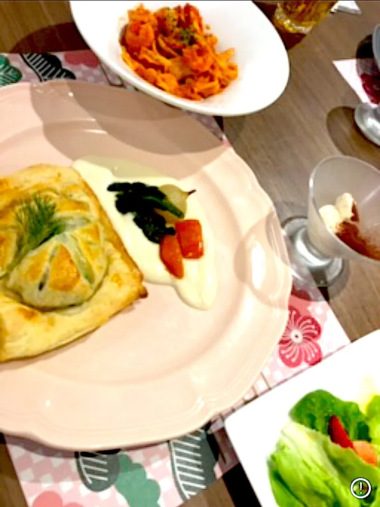 サーモンのパイ包み焼き🥧  海老のトマトクリームファルファッレ🍤🦋 いちごのマリネサラダ🥗  マスカルポーネのティラミス🍨|ch＊K*∀o(^^*)♪さん