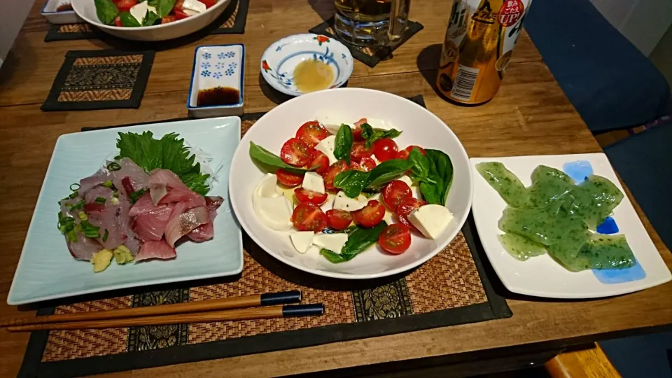 Snapdishの料理写真:カプレーゼ&ブリとトビウオのお刺身&刺身こんにゃく|まぐろさん