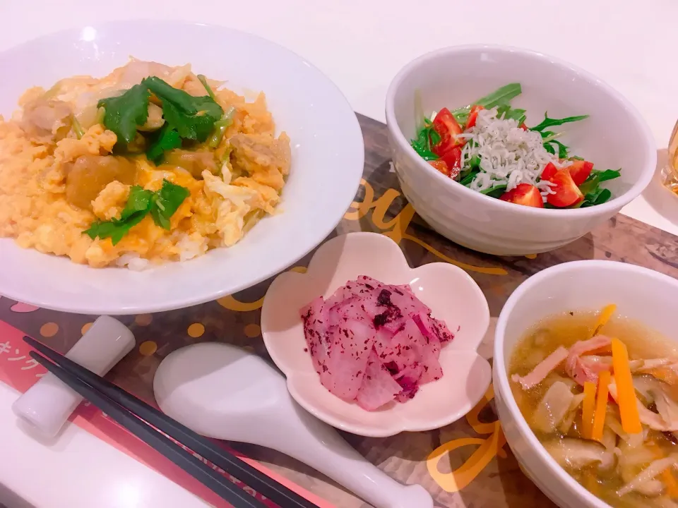 親子丼/水菜とじゃこのサラダ/大根のゆかり漬け/お吸い物〜沢煮椀〜|みずきてぃ(･ω･＊さん