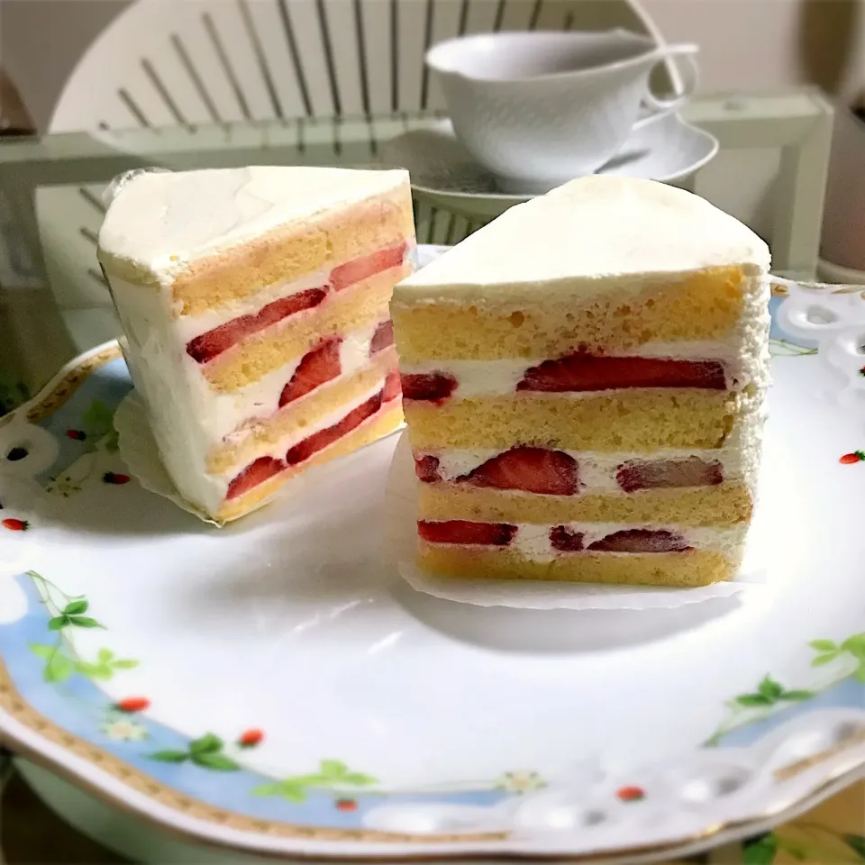 Snapdishの料理写真:おやつのこぼくさんのいちごのショートケーキ🍰|ちこさん