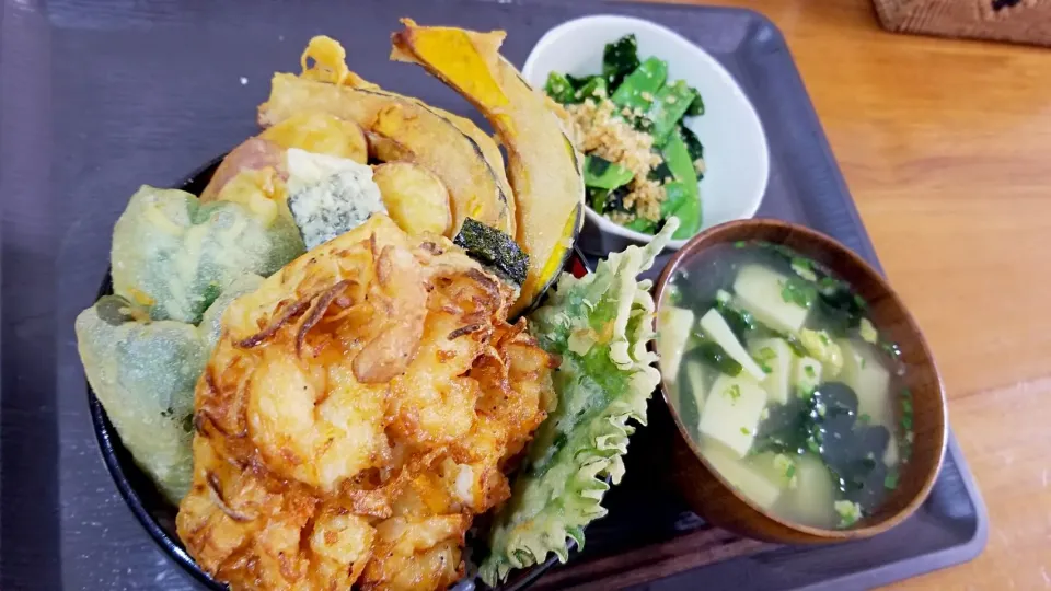 ・天丼　(海老と牡蠣と野菜のかき揚げ、ピーマン、海苔、薩摩芋、南瓜、大葉)
・たまごのわかめスープ+卵豆腐
・さやえんどうのピーナッツ和え|あぁちゃんさん