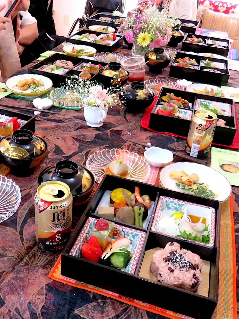 お宮参り後の昼食会のケータリングをさせて頂きました。

祝い肴     鯛の塩釜焼き こいのぼり
先付        胡麻豆腐
造り        鯛 紫蘇 大根 菊花 花穂 すだち
炊合せ    海老 里芋 蓮根 人参 牛蒡 高野豆腐 干し椎茸 蕗の山椒煮 丸十檸檬煮
酢の物    蟹爪 わかめ 蛇腹胡瓜 針生姜
天|akazawa3さん