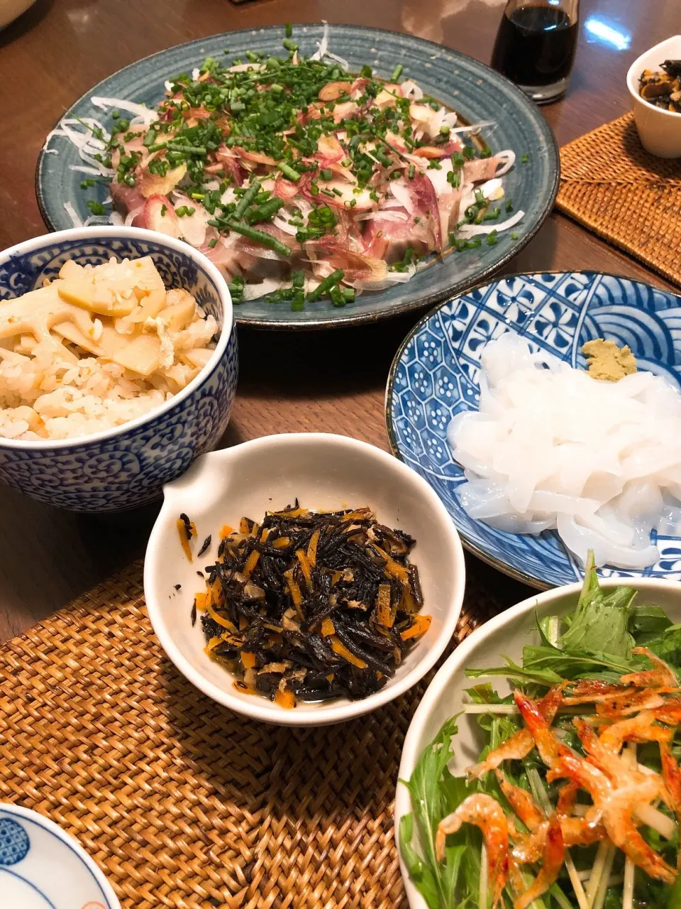 筍ご飯、かつおとイカの刺身、味噌汁、ひじき、水菜のサラダ|taka-chanさん