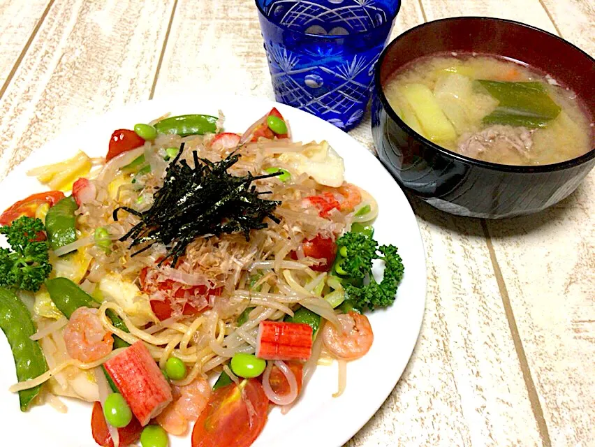 今日の男飯(＞人＜;)ゴールデンウィークないよねバージョン！マイブームなえび🦐塩焼きそば♫(1袋3個入りなのでハイペースで食べる)と豚汁🐖♫|ひーちゃんさん