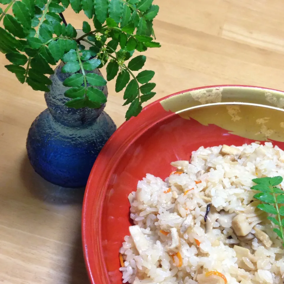 実家の母が作った筍ご飯
我が家の庭で芽吹いた木の芽を添えて🌿
2018.4.28|Yu Yu mamaさん