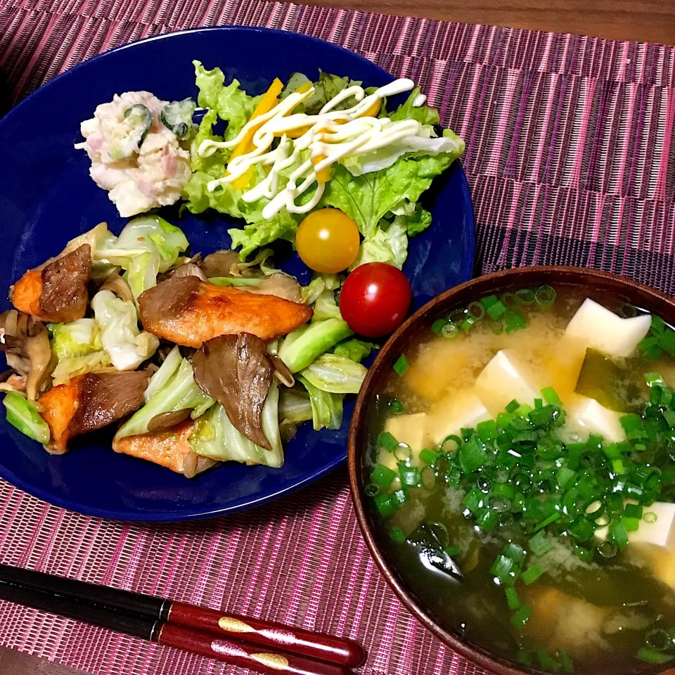 サーモンとキャベツと舞茸のバター醤油炒め|たまさん