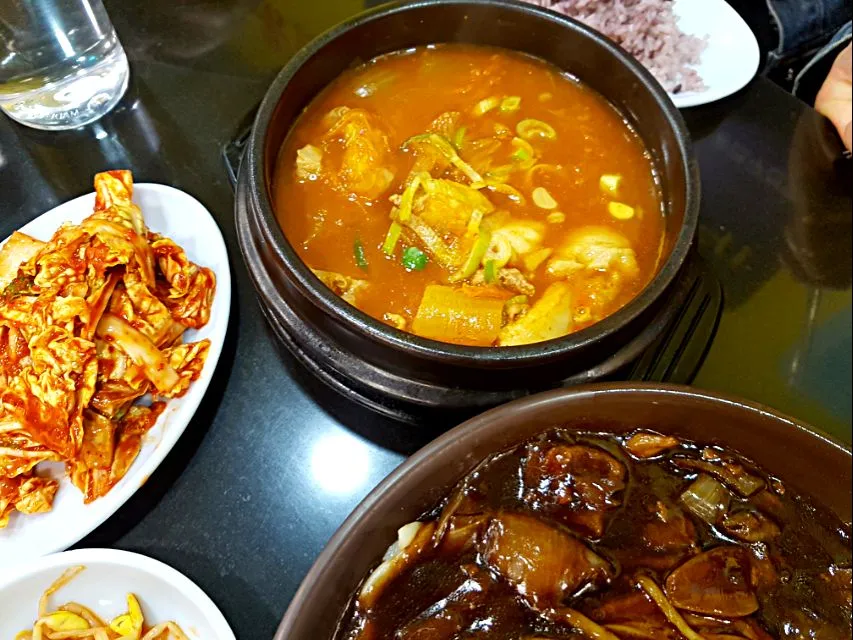 3년 숙성된 묵은 김치로 끓이는 오모리 김치찌개와 수타 짜장면의 유혹을 이기지 못하고 야식 합니다.

맛있게 먹으면 기분좋아 😄.^^        

#잠실맛집 #송파맛집

#3년숙성 #오모리김치찌개 #오모리수타짜장면 #김치찌개 #짜장면 #자장면 #수타면 #야식 #한식|Parkさん