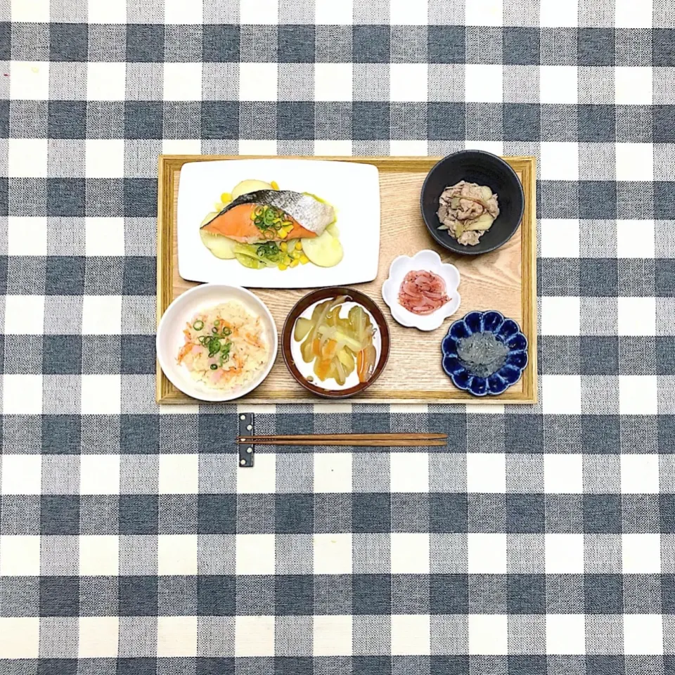 Snapdishの料理写真:晩ごはん。 桜海老と新生姜の炊き込みご飯 by スタッフあこ #鮭とじゃがいものバター蒸し #牛肉とセロリの梅肉和え|omoさん