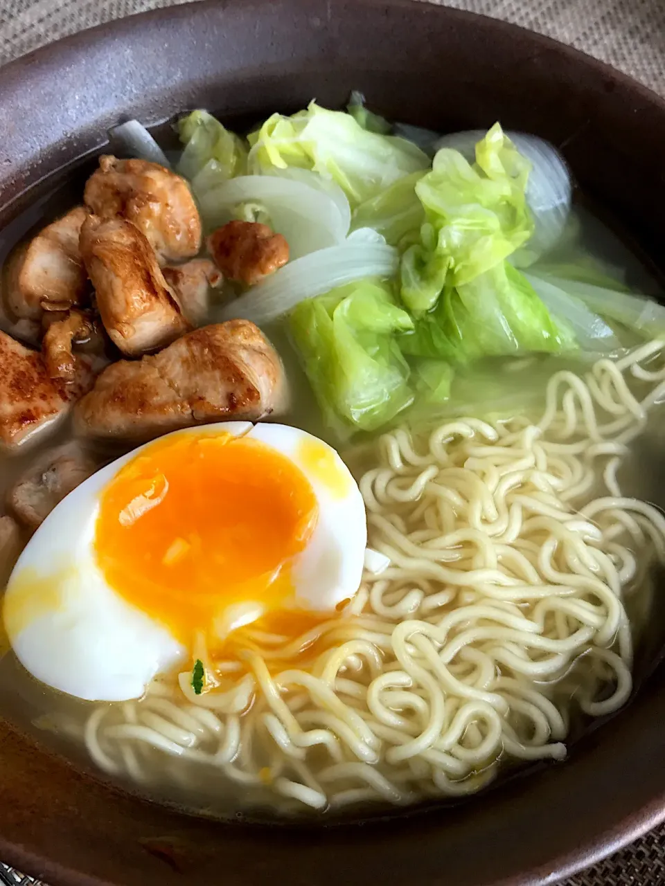 タマゴがちょっとアレだけど
鶏肉入り塩ラーメン|Takayukiさん