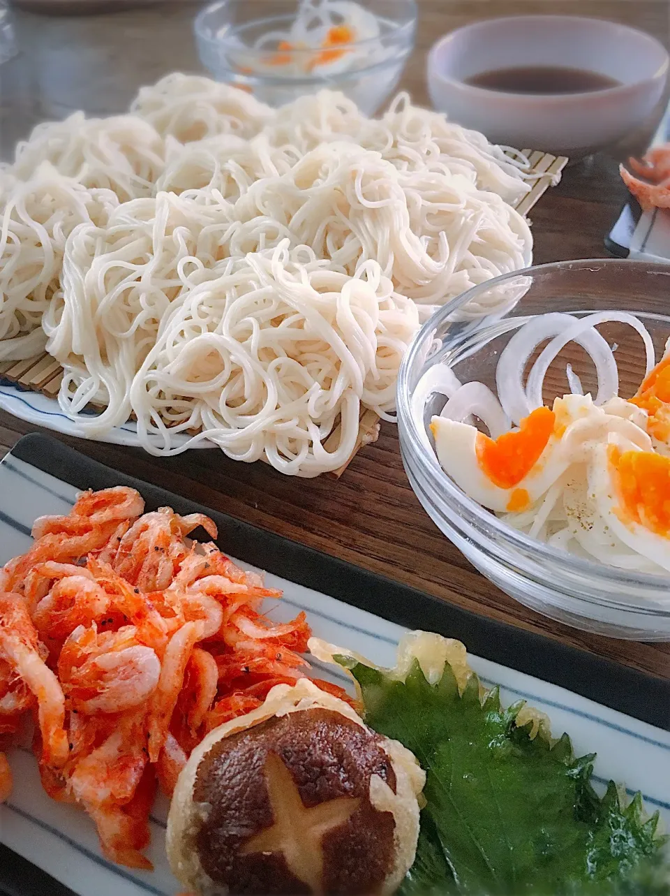 休日のお昼御飯
・素麺
・桜えびのかき揚げ
・新タマとたまごのサラダ|akiさん