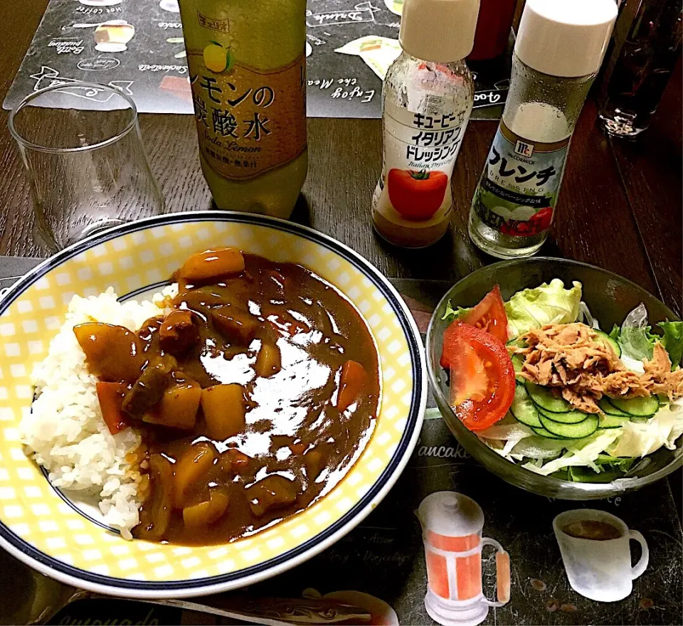 Snapdishの料理写真:チキンカレーと生野菜サラダ🍛🥗|ライムさん