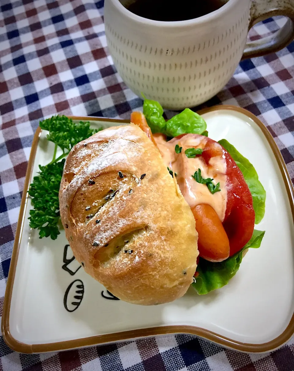 焼きたてパンでサンド🍔|keikoさん