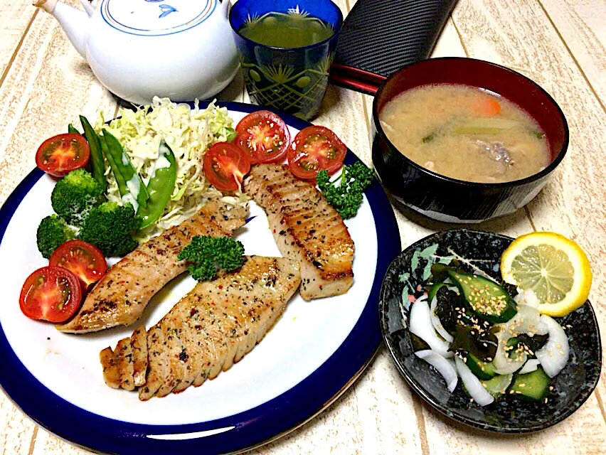 今日の男飯(＞人＜;)マグロのバジルオイル焼きwithサラダ🥗と豚汁ときゅうりと新玉とわかめの酢の物♫|ひーちゃんさん