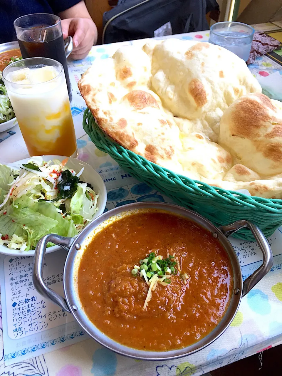 Snapdishの料理写真:マトンカレー Cセット（ナン、サラダ、マンゴーラッシー）@アジアンダイニング ニューデリ（蓮田）|Kazuya Miyukiさん