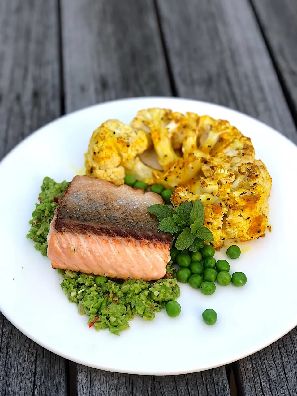 Pan fried salmon, pea and mint pesto, turmeric roasted cauliflower|12Dragonさん