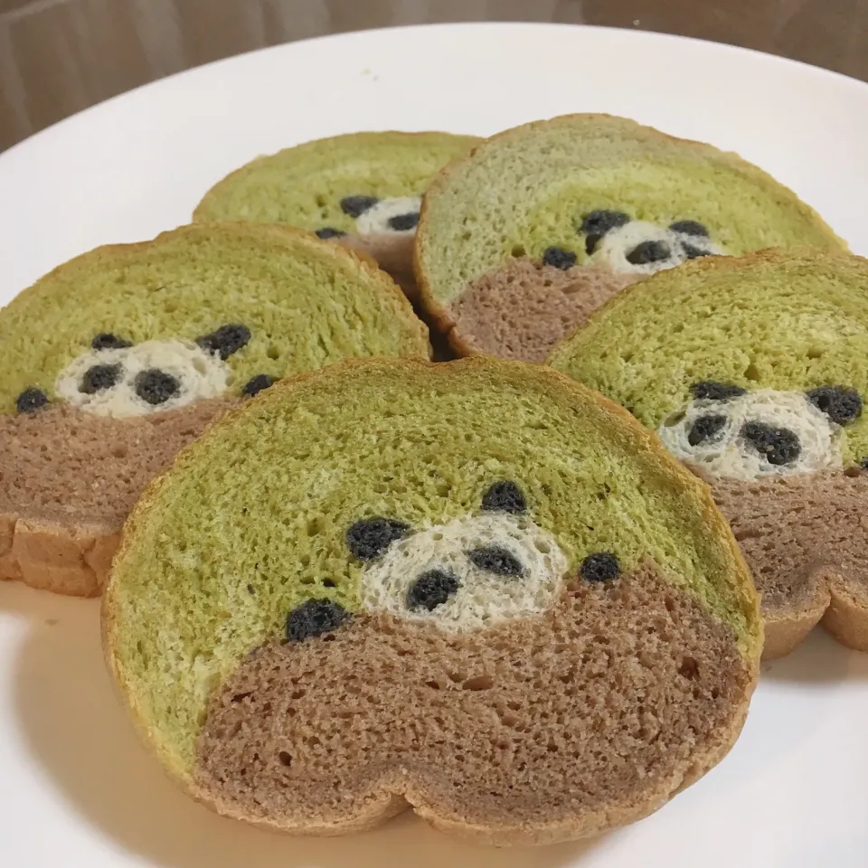 Snapdishの料理写真:🐼ひょっこりパンダのイラストパン🐼


パンダがひょっこり顔を出している
イラストパンです🐼

 #キャラパン   #食パン  #イラストパン  #手作りパン  #パン  #おうちパン  #デコパン #パンダ#🐼 #ひょっこり  #ラウンドパン  #ラウンド食パン  #ラウンド型  #トヨ型  #シャンシャン|izuyoさん