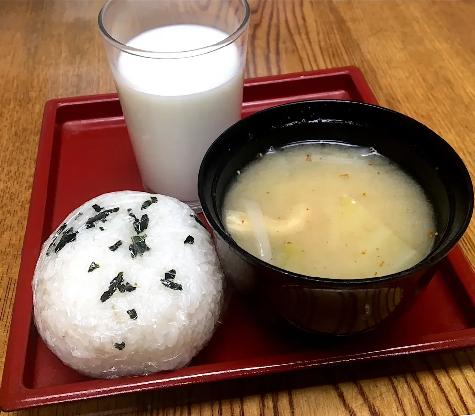 Snapdishの料理写真:朝ごはん☀️🔆🔆
ワカメのおにぎりと具沢山味噌汁
牛乳🐮🥛|ぽんたさん