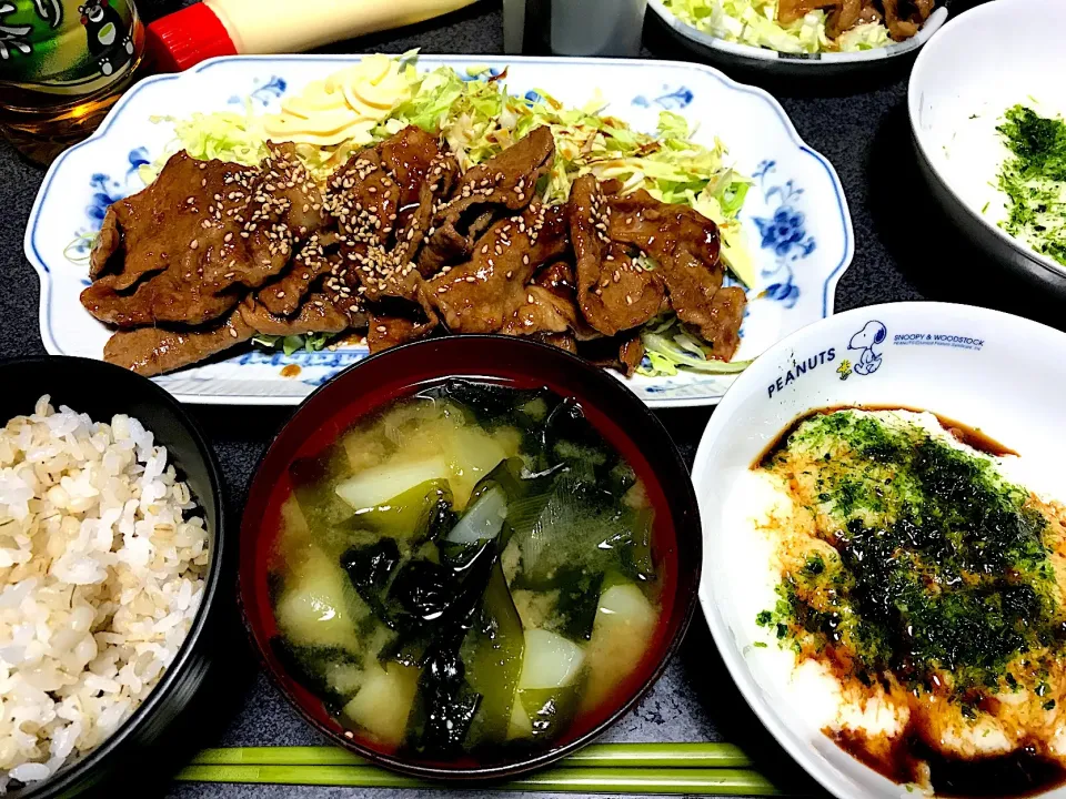 もち麦飯、豚生姜焼き、春キャベツ、じゃがワカメ味噌汁、とろろ(青のりのせ)|ms903さん