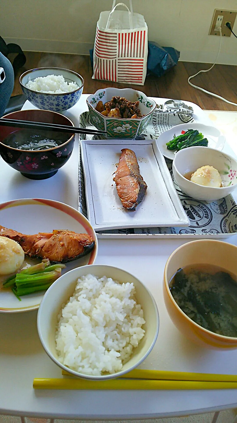 Snapdishの料理写真:ほうれん草お浸し(つくおき)
鮭のみりん浸け焼き(つくおき)
他
炒り卵(つくおき)
鶏そぼろあん(つくおき)|えりさん