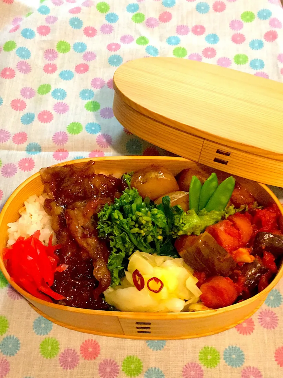 4/30  今日のお弁当♪
・豚コマの生姜焼き
・新じゃがと厚揚げの甘辛煮
・茄子とソーセージのトマト煮
・キャベツの甘酢漬け
・菜花のおひたし|かっぴーさん