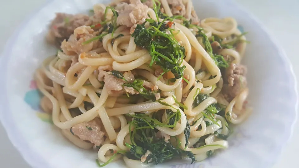 豚肉と豆苗のピリ辛うどん|ちひろさん