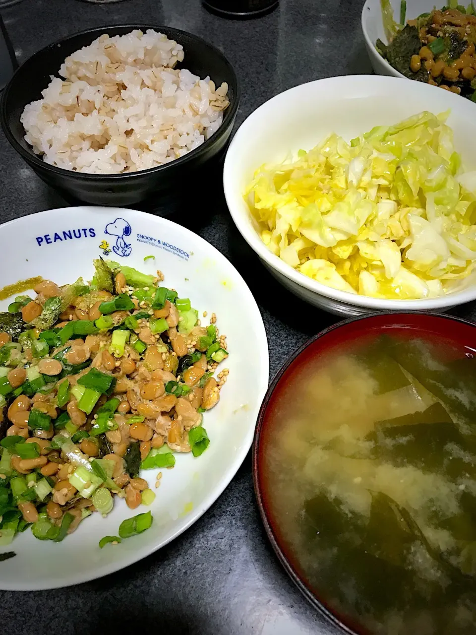 もち麦飯、やみつき春キャベツ、ワカメじゃがネギ味噌汁、三種海苔胡麻ネギ納豆|ms903さん